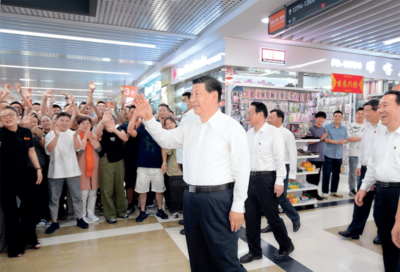 2023年9月20日至21日，中共中央總書記、國家主席、中央軍委主席習近平在浙江考察。這是20日上午，習近平在義烏國際商貿(mào)城考察時，同商戶親切交流。 新華社記者 李學仁/攝
