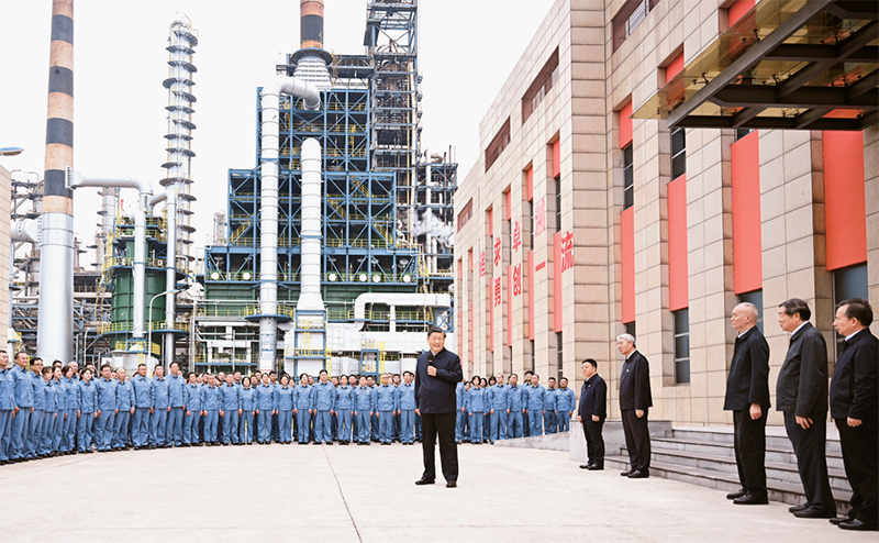 2023年10月10日至13日，中共中央總書記、國家主席、中央軍委主席習近平在江西考察。這是10日下午，習近平在中國石化九江分公司考察時，同企業(yè)員工親切交流。 新華社記者 謝環(huán)馳/攝