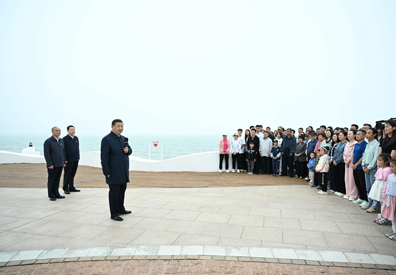 5月22日至24日，中共中央總書記、國家主席、中央軍委主席習近平在山東考察。這是22日下午，習近平在日照市陽光海岸綠道同市民和游客親切交流。