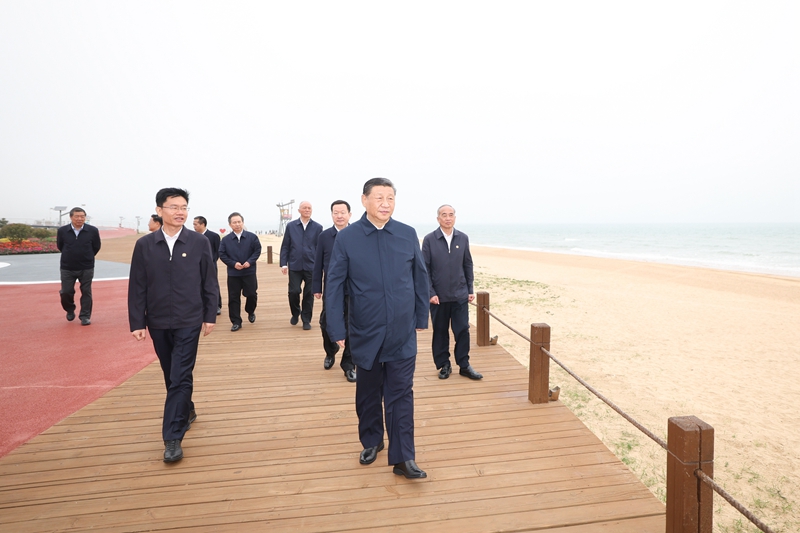 5月22日至24日，中共中央總書記、國家主席、中央軍委主席習近平在山東考察。這是22日下午，習近平在日照市陽光海岸綠道考察。