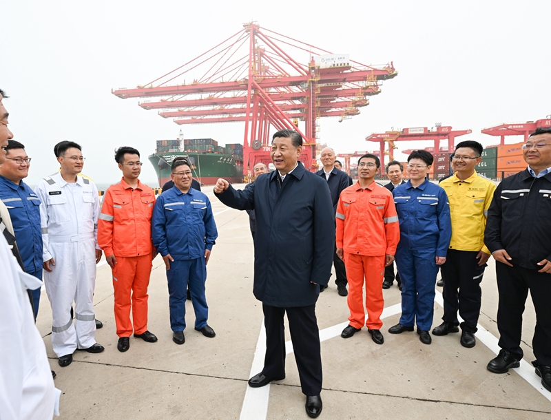 ??5月22日至24日，中共中央總書記、國家主席、中央軍委主席習近平在山東考察。這是22日下午，習近平在日照港親切慰問港口科技工作者、運營人員、航運人員。 