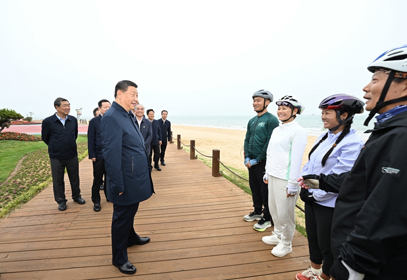 5月22日至24日，中共中央總書記、國家主席、中央軍委主席習近平在山東考察。這是22日下午，習近平在日照市陽光海岸綠道同市民親切交流。