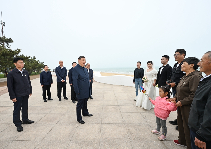 5月22日至24日，中共中央總書記、國家主席、中央軍委主席習近平在山東考察。這是22日下午，習近平在日照市陽光海岸綠道同市民親切交流。
